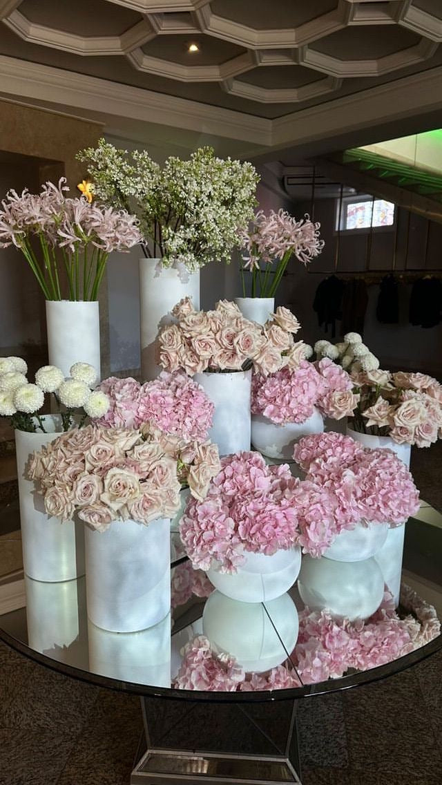 Flower arrangement for hotels and residences