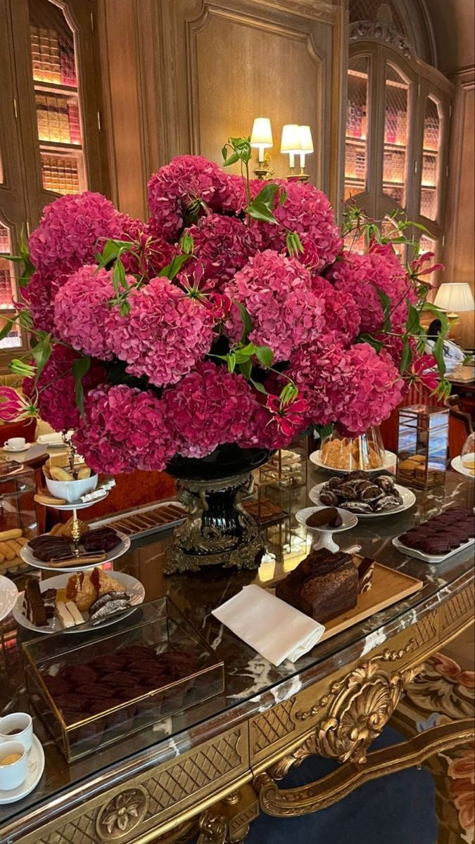 Flower arrangement for hotels and residences