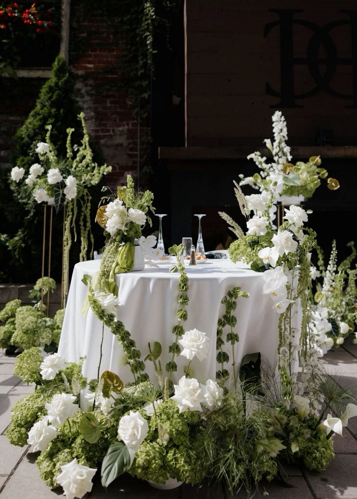 Weddings & events floral decoration Green & White