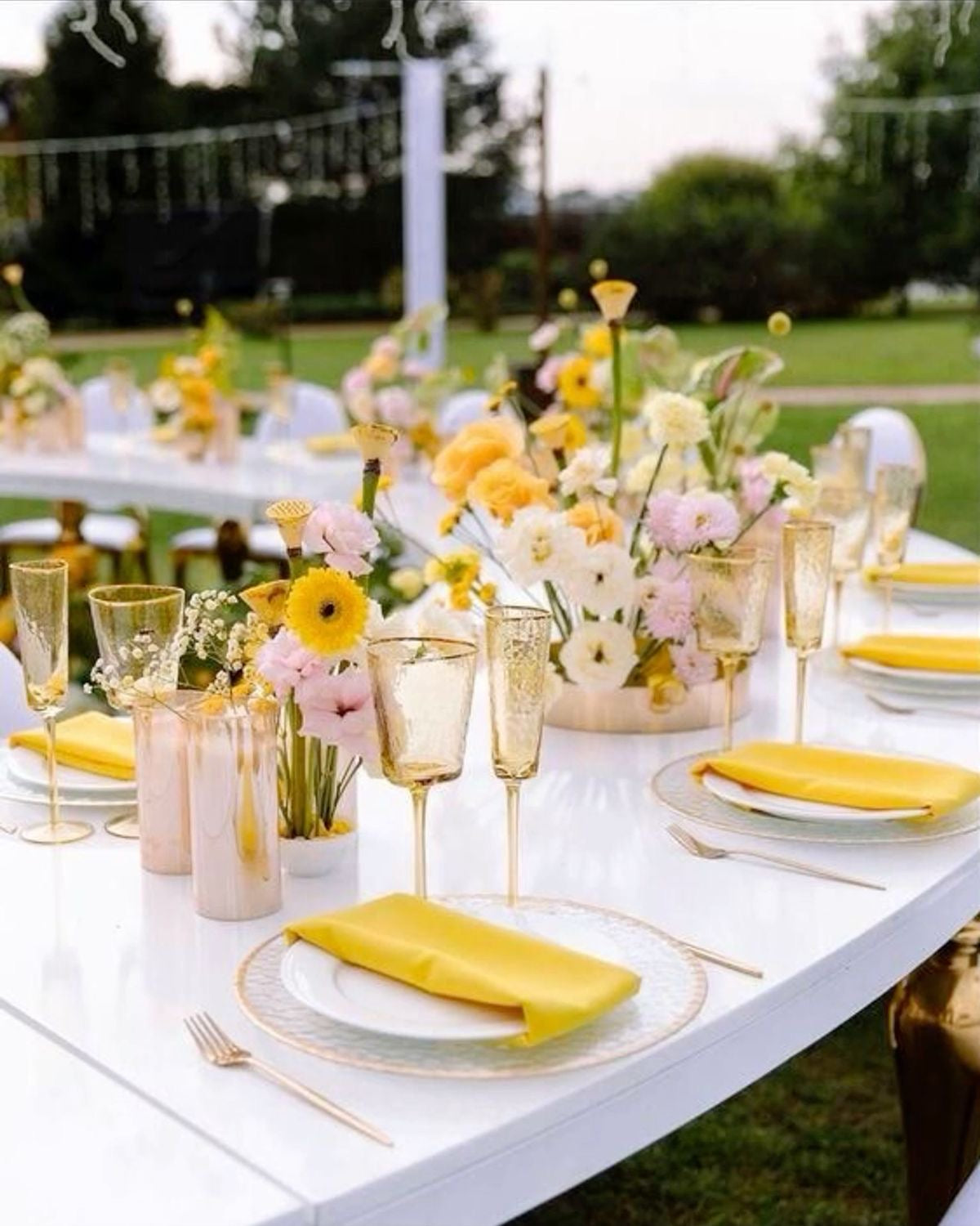 Table set bud vases